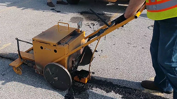 hot pour mastics machine